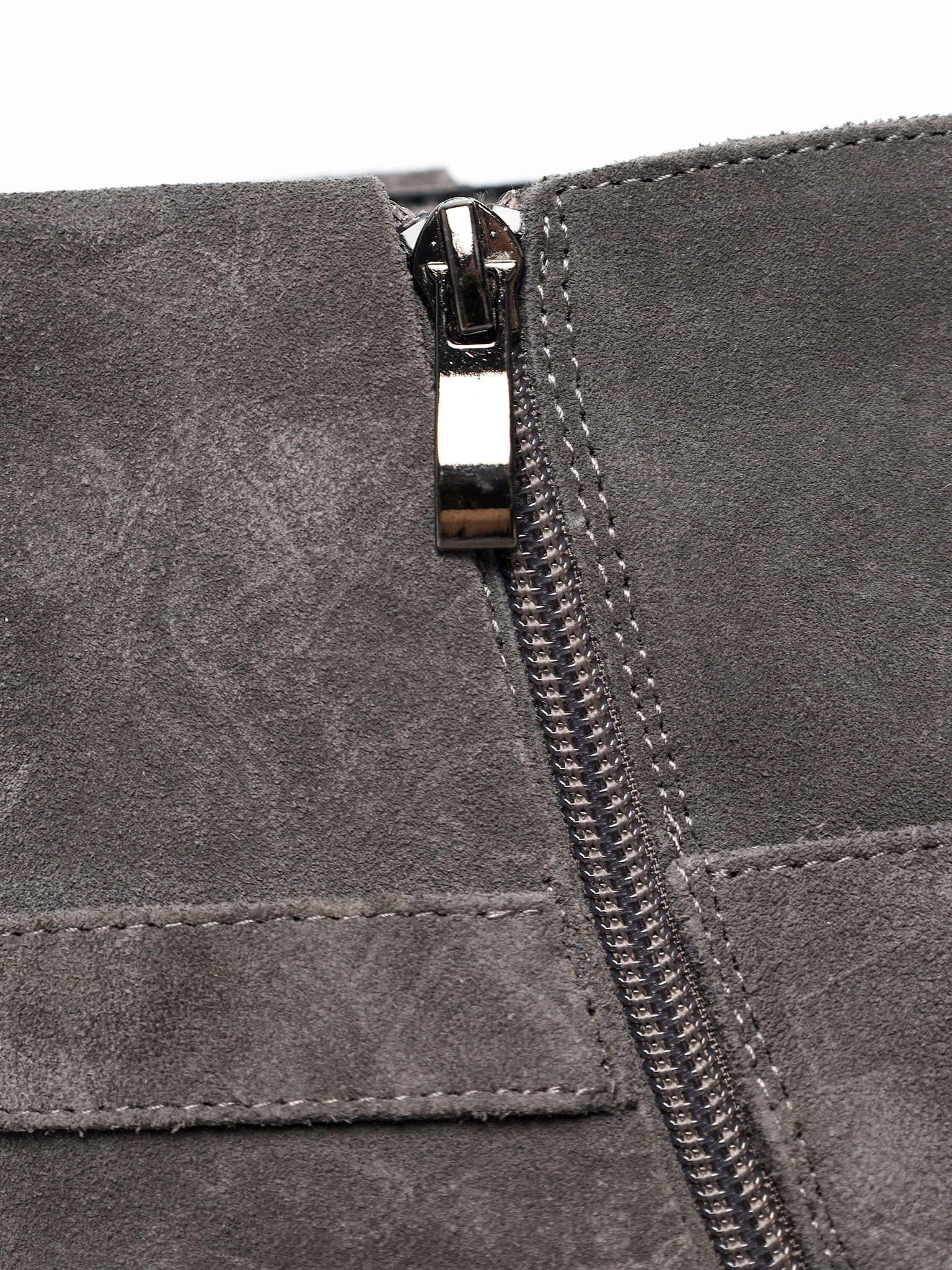 Ботинки серого цвета на среднем широком каблуке